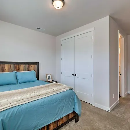 Inviting Hideout Townhome With Balcony And Lake Views!
